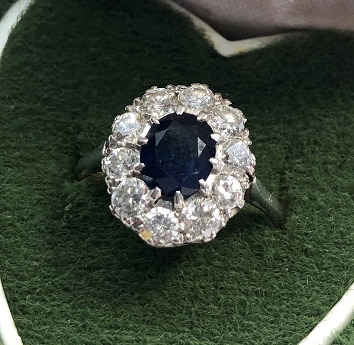 Vintage platinum diamond and sapphire ring set with central sapphire that measures approx 7mm by 6mm - Image 2 of 7