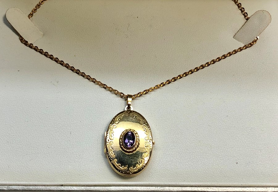 9ct gold locket and chain set with amethyst total weight 6.8g - Image 2 of 4
