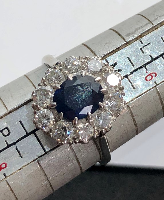 Vintage platinum diamond and sapphire ring set with central sapphire that measures approx 7mm by 6mm - Image 7 of 7