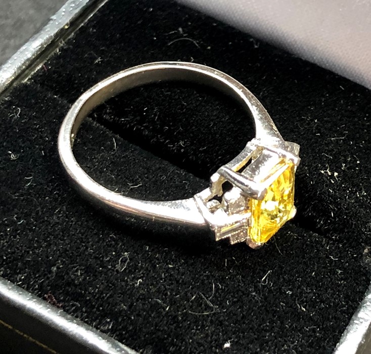 Platinum diamond and yellow sapphire ring hallmarked plat set with large central yellow sapphire tha - Image 5 of 6