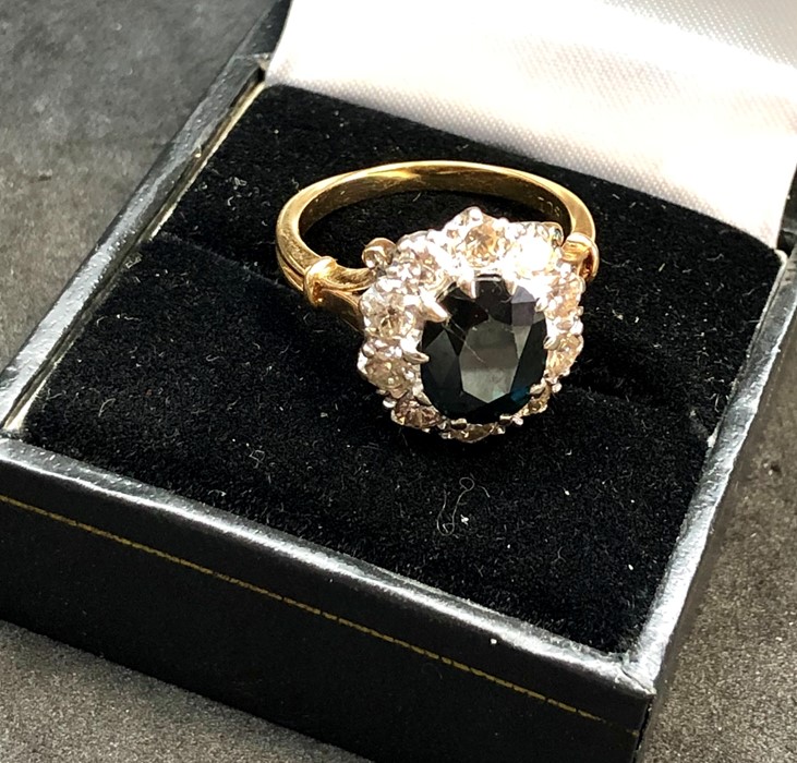 18ct gold diamond and sapphire ring hallmarked 18ct with large central sapphire that measures approx - Image 4 of 5