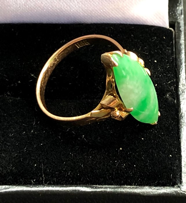 14ct gold and jade ring hallmarked 14k set with jade stone that measures approx 23mm by 8mm - Image 4 of 5