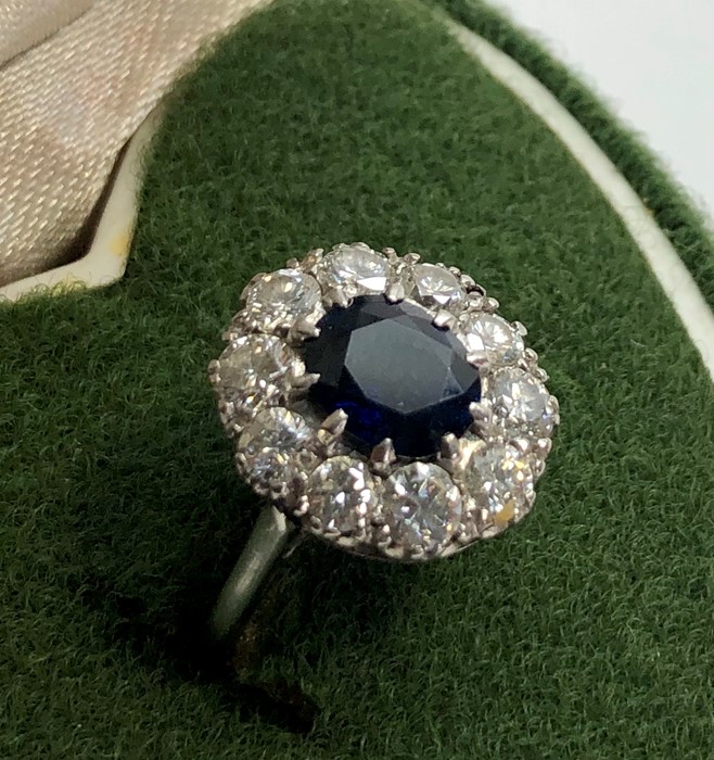 Vintage platinum diamond and sapphire ring set with central sapphire that measures approx 7mm by 6mm - Image 3 of 7