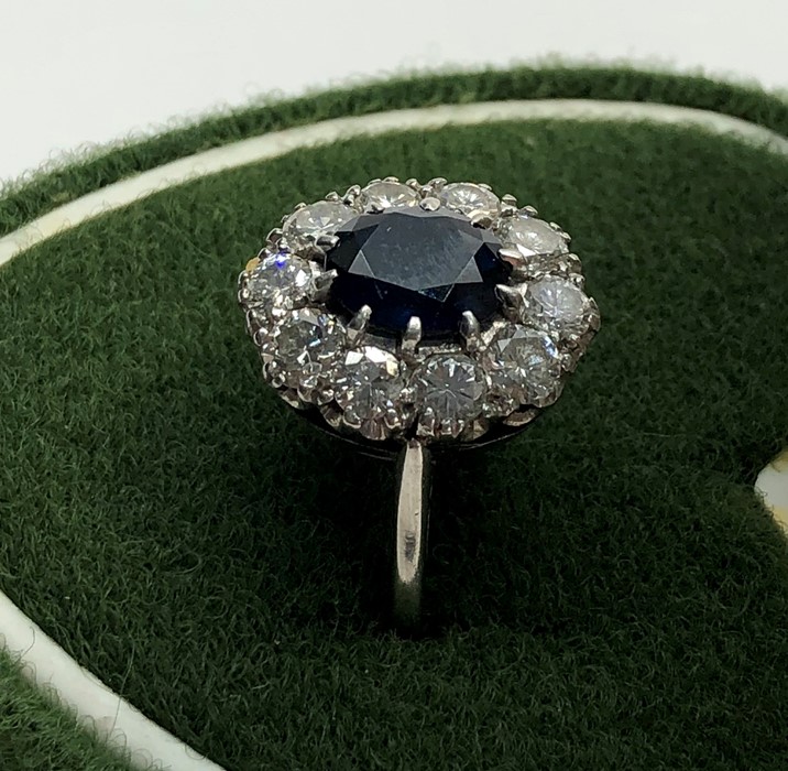 Vintage platinum diamond and sapphire ring set with central sapphire that measures approx 7mm by 6mm - Image 4 of 7