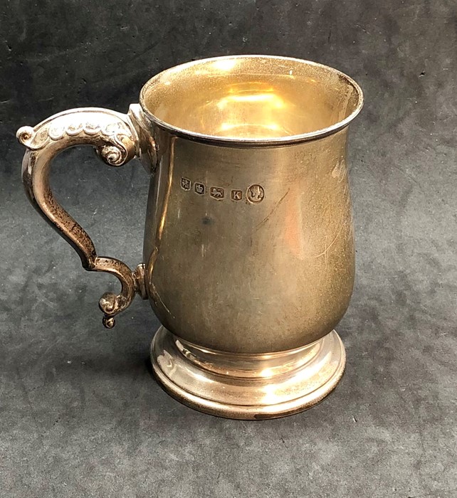 Large hallmarked silver tankard Sheffeild silver hallmarks measures approx 13 cm tall weight 302g