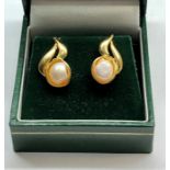 18ct gold pearl earrings each set with large pearl that measures approx 8mm by 7mm set in hallmarked