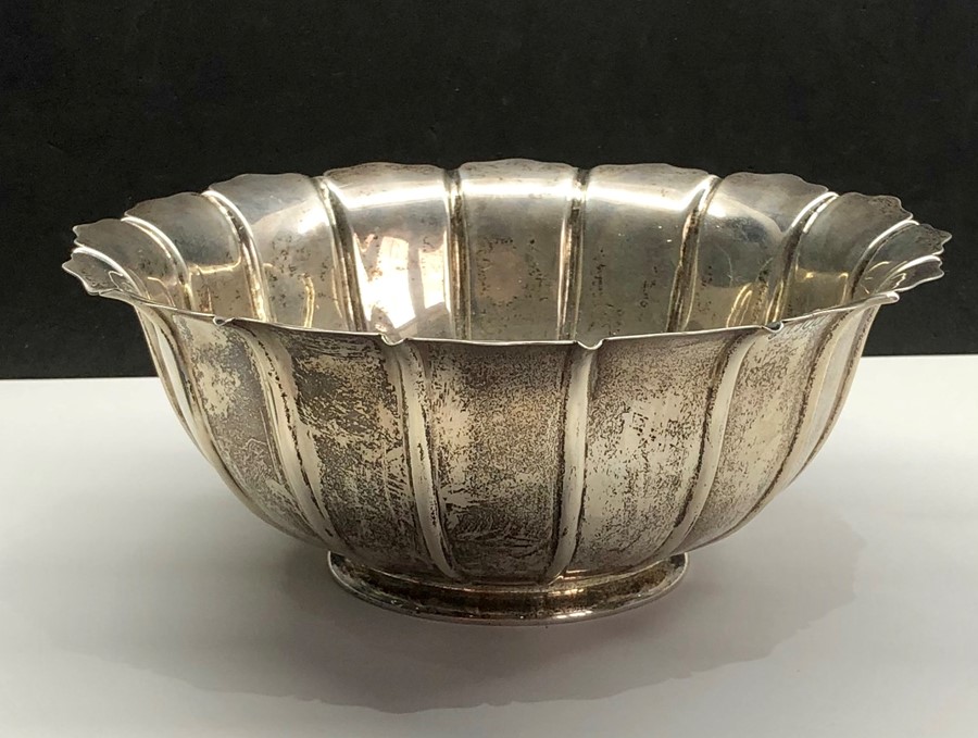 arge silver fruit bowl measures approx 24.5cm dia height 10cm london silver hallmarks weight 481g - Image 2 of 5