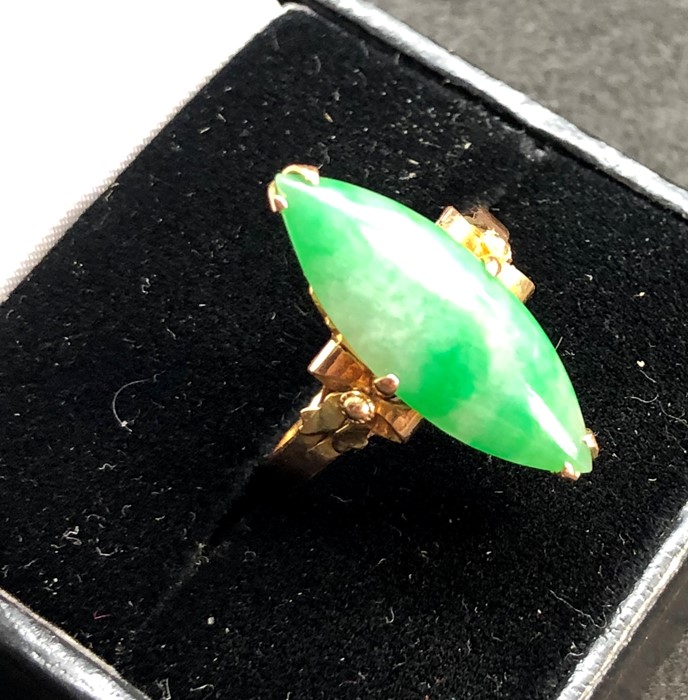 14ct gold and jade ring hallmarked 14k set with jade stone that measures approx 23mm by 8mm - Image 2 of 5