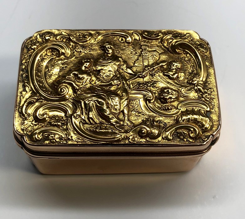 Fine decorative 22ct gold Repousse snuff box ornate lid and base with 22ct gold repoussee scenes th - Image 5 of 7