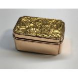 Fine decorative 22ct gold Repousse snuff box ornate lid and base with 22ct gold repoussee scenes th