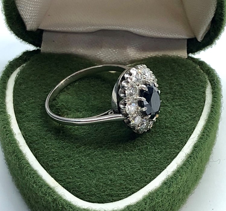 Vintage platinum diamond and sapphire ring set with central sapphire that measures approx 7mm by 6mm - Image 5 of 7