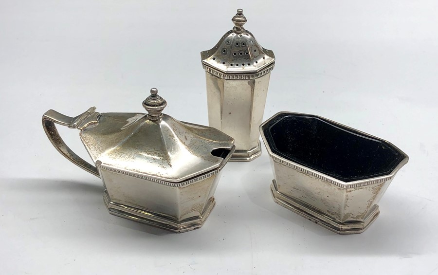 Silver walker and hall cruet set with blue glass liners Birmingham silver hallmarks - Image 4 of 5