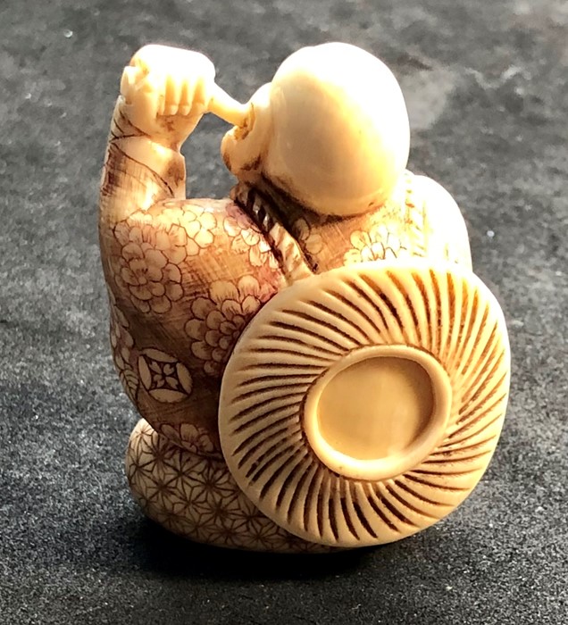 Fine Signed Japanese Netsuke fig measures approx height 50mm - Image 5 of 8