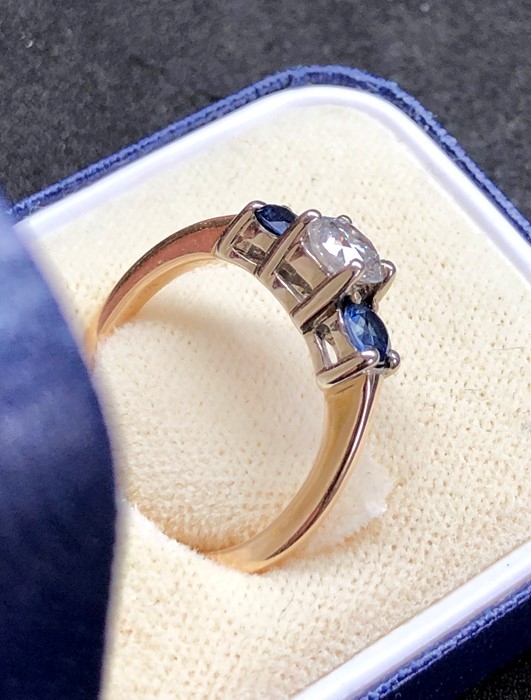 Diamond and sapphire ring set with cental diamond that measures approx 5.5mm dia with two sapphires - Image 4 of 5