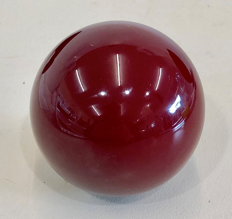 Unusual large ball cherry amber bakelit type, catlin in good condition weight 206g measures approx 6 - Image 3 of 3