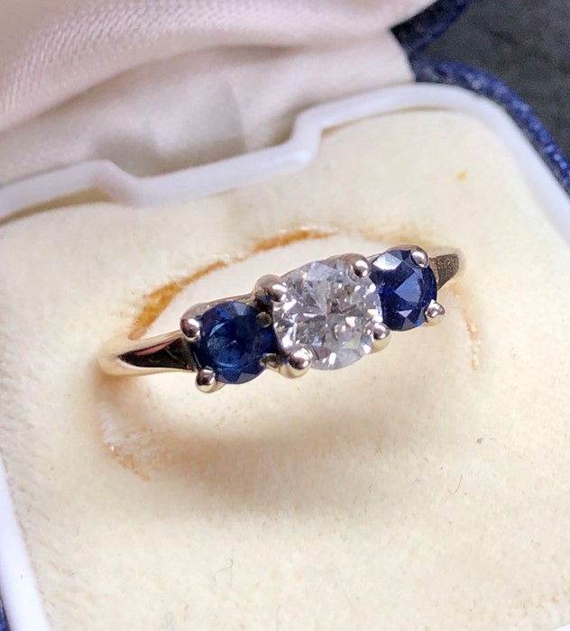 Diamond and sapphire ring set with cental diamond that measures approx 5.5mm dia with two sapphires - Image 2 of 5