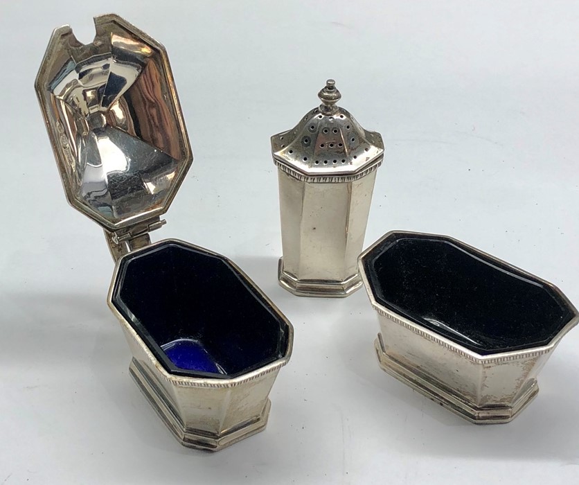 Silver walker and hall cruet set with blue glass liners Birmingham silver hallmarks - Image 2 of 5