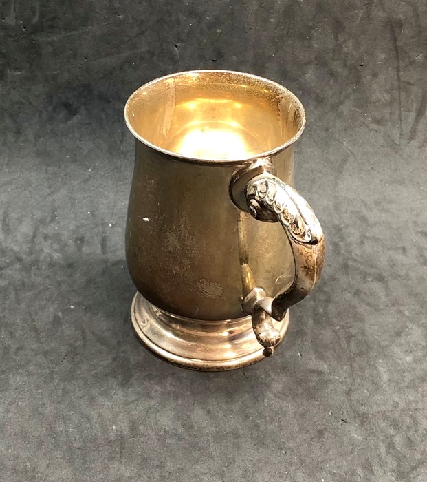 Large hallmarked silver tankard Sheffeild silver hallmarks measures approx 13 cm tall weight 302g - Image 3 of 5