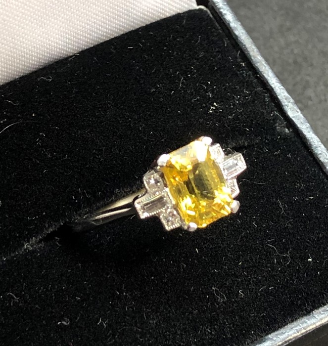 Platinum diamond and yellow sapphire ring hallmarked plat set with large central yellow sapphire tha - Image 3 of 6
