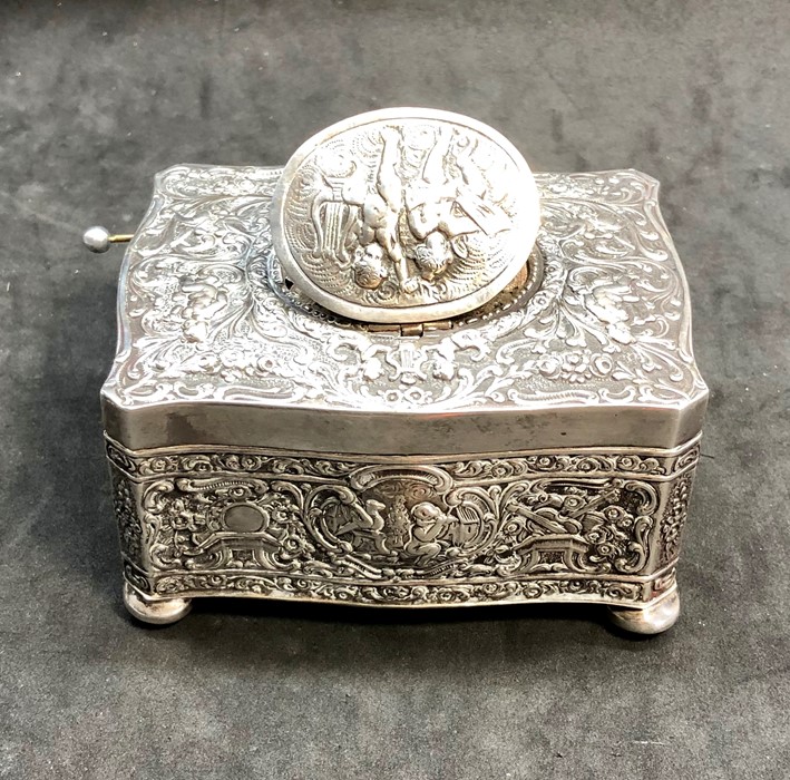 Fine continental silver singing bird box measures approx 107mm by 80mm height approx 85 mm winds and - Image 4 of 8