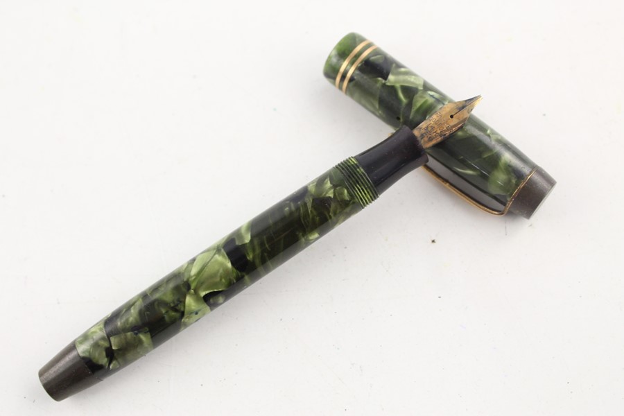 Vintage Parker Duofold green fountain pen with 14ct gold nib