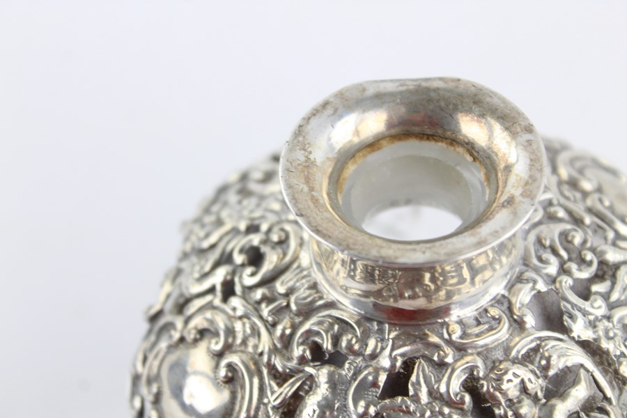 Antique 1904 Birmingham silver topped ladies perfume bottle (485g) with cut glass base, associated s - Image 6 of 8