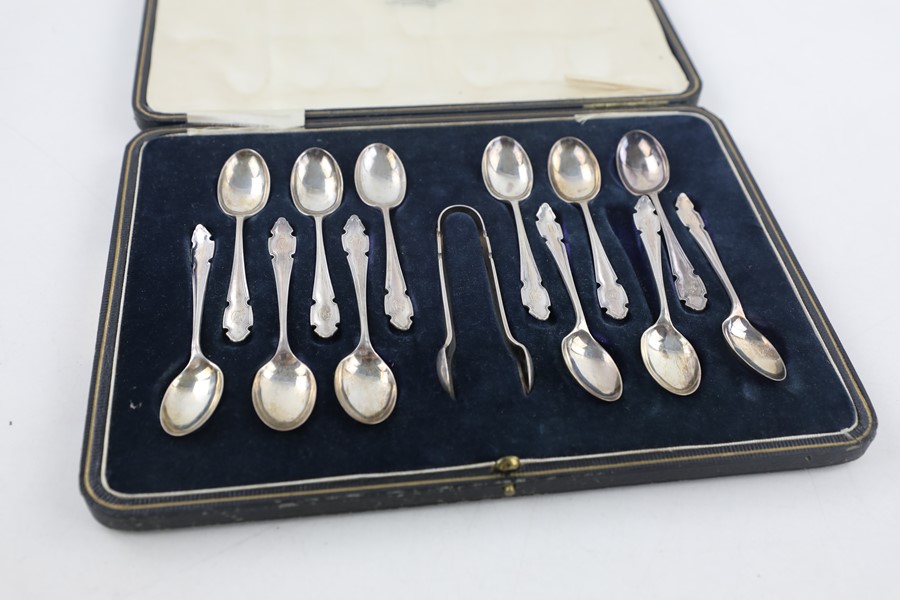 13 x Vintage hallmarked 925 silver spoons and sugar nips cased (168g) Items are in vintage condition