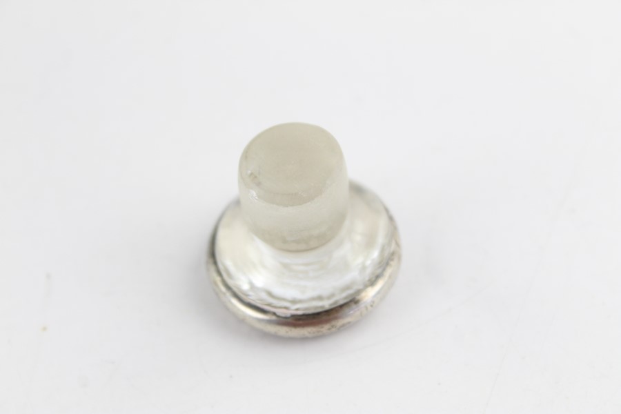 Antique 1904 Birmingham silver topped ladies perfume bottle (485g) with cut glass base, associated s - Image 4 of 8