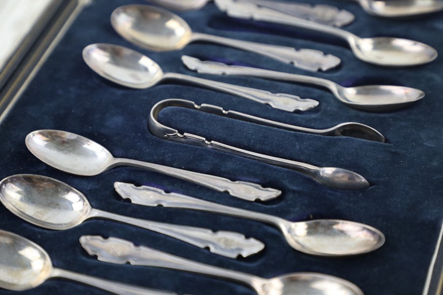 13 x Vintage hallmarked 925 silver spoons and sugar nips cased (168g) Items are in vintage condition - Image 4 of 7