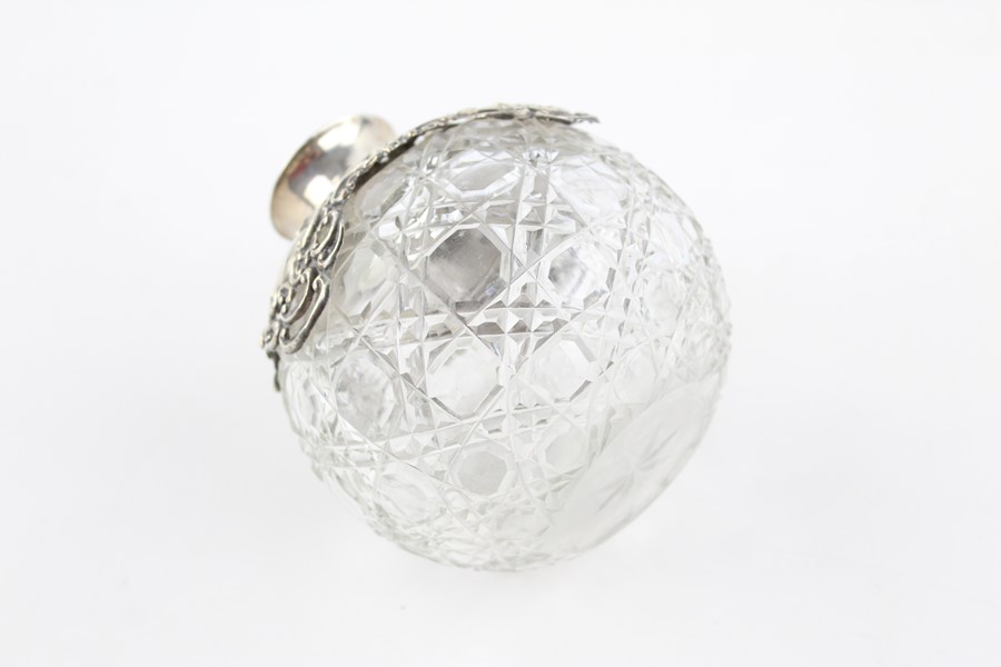 Antique 1904 Birmingham silver topped ladies perfume bottle (485g) with cut glass base, associated s - Image 7 of 8