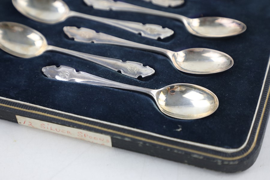 13 x Vintage hallmarked 925 silver spoons and sugar nips cased (168g) Items are in vintage condition - Image 7 of 7