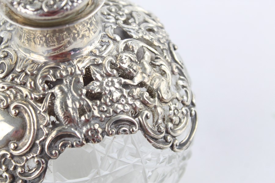 Antique 1904 Birmingham silver topped ladies perfume bottle (485g) with cut glass base, associated s - Image 2 of 8