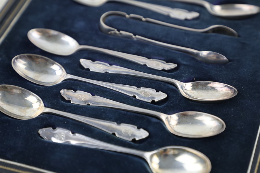 13 x Vintage hallmarked 925 silver spoons and sugar nips cased (168g) Items are in vintage condition - Image 5 of 7