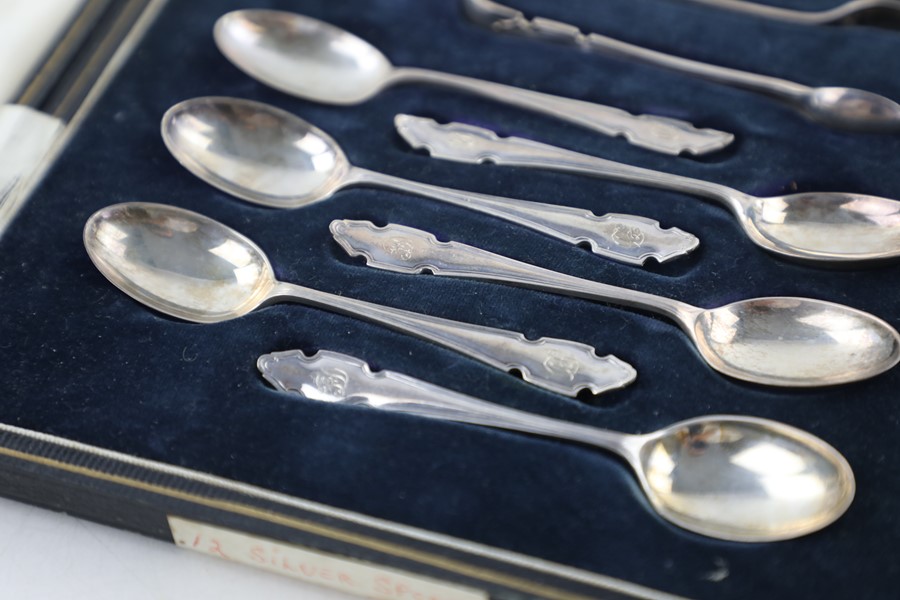 13 x Vintage hallmarked 925 silver spoons and sugar nips cased (168g) Items are in vintage condition - Image 6 of 7