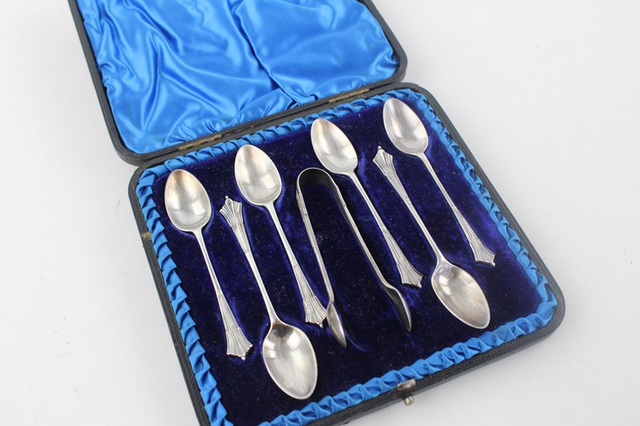 7 x Antique 1888 hallmarked 925 silver spoons and sugar nips cased (89g) hallmarked Sheffield 1888 M