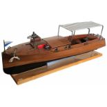 A Model of a Boat presented on a wooden plateModell eines Bootes präsentiert auf einer Holzplatte.