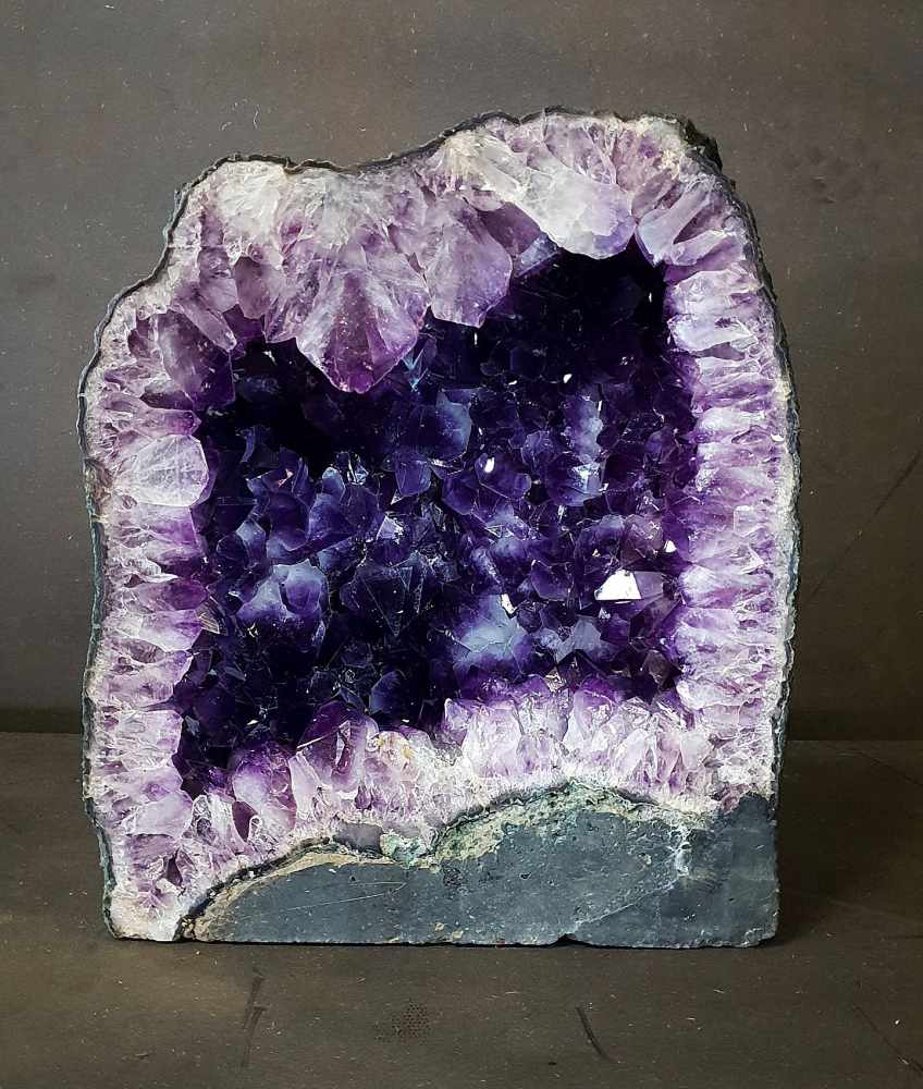 Amethyst-druse Amethyst-Druse. Herkunft: Brasilien. Gewicht: 28kg. Amethyst-druse. Origin: Brazil.