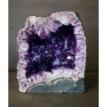 Amethyst-druse Amethyst-Druse. Herkunft: Brasilien. Gewicht: 28kg. Amethyst-druse. Origin: Brazil.