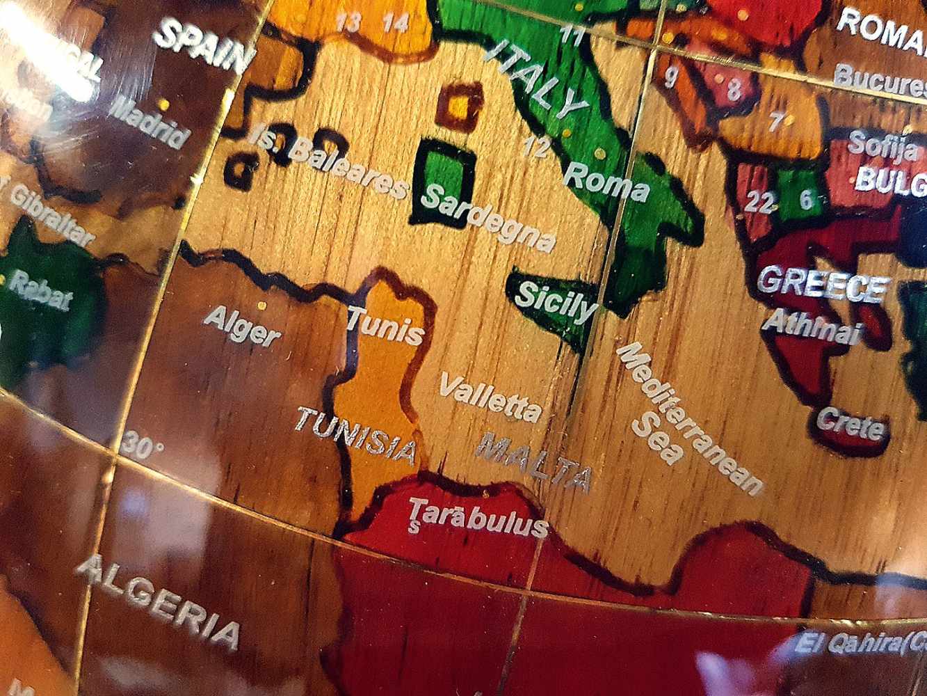 The world in various typical stonesGlobus in perfektem Zustand. Masse: 76cm hoch, 42cm breit. The - Image 2 of 3