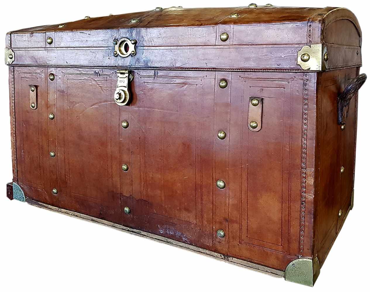 Leather Trunk with the inscription Bazar du VoyageGrosser Koffer mit der Inschrift «Bazar du