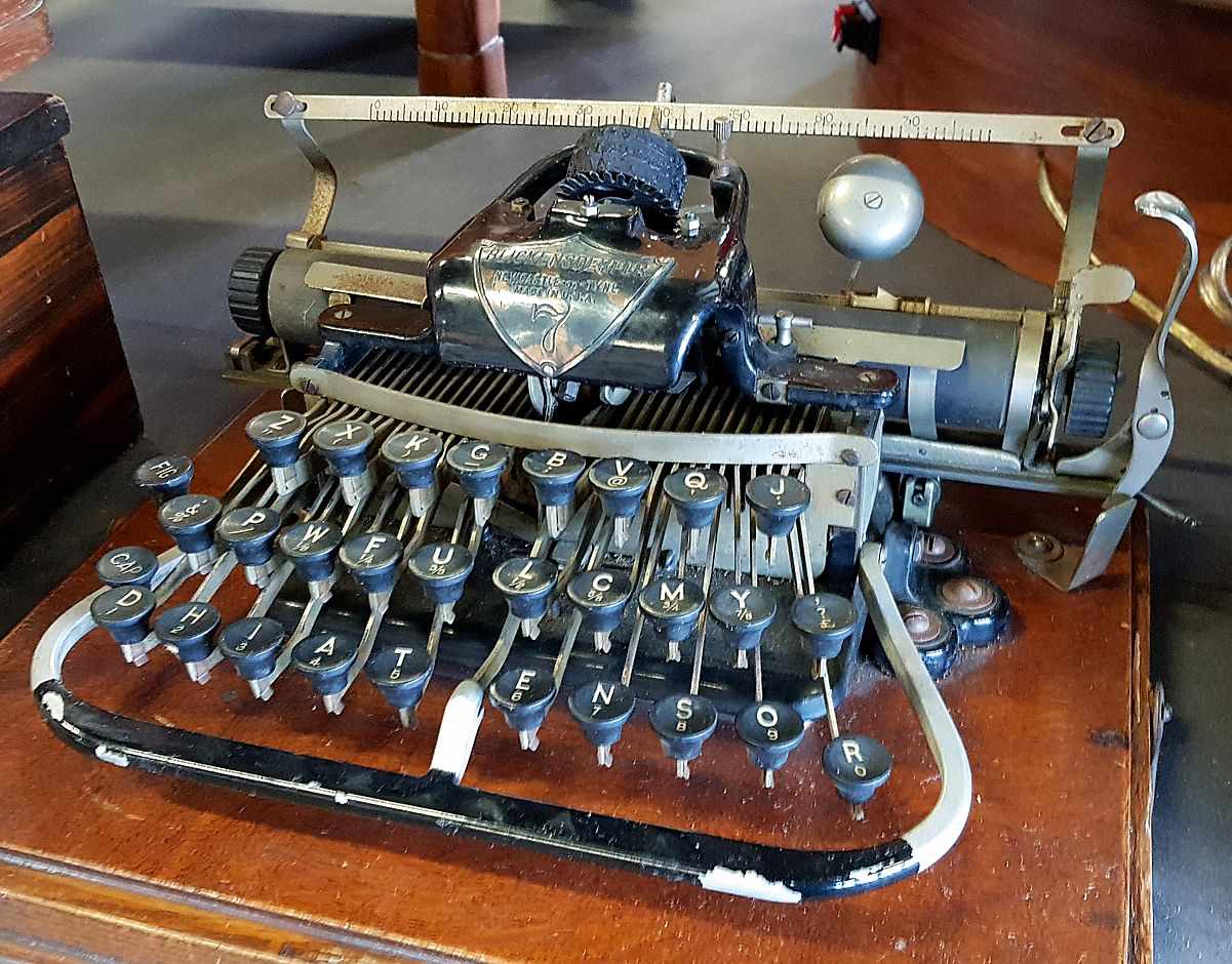 An antique Tipewriter BlickensderferAntike Schreibmaschine «Blickensderfer» in Original-Koffer.