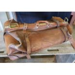 A large, antique Travel Bag made of leather.Grosse, antike Reisetasche aus Leder. In Original-