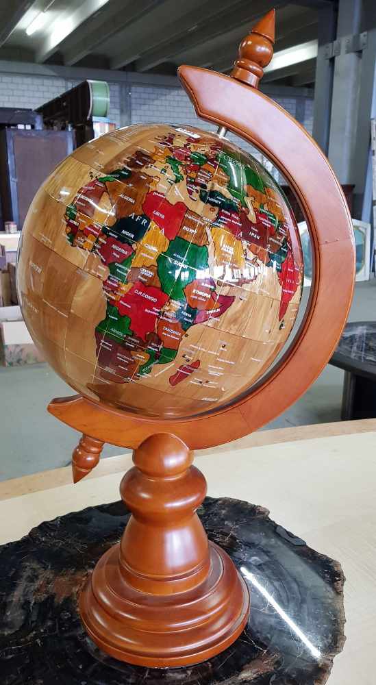 The world in various typical stonesGlobus in perfektem Zustand. Masse: 76cm hoch, 42cm breit. The