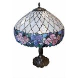 Round Tiffany-Style Table LampRunde Tiffany-Style Tischlampe. In sehr gutem Zustand. 66cm hoch. Gute
