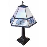 Tiffany-Style Table Lamp with Art Deco motivesTiffany-Style Tischlampe mit Art Deco Motiven. In sehr