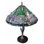 Tiffany-Style Dragonfly Table LampTiffany-Style Tischlampe mit Libellen Motiven. In sehr gutem