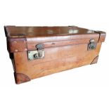 Suitcase, marked J. D. Ridley-ThompsonLeder Koffer, bezeichnet «J. D. Ridley-Thompson». 67cm
