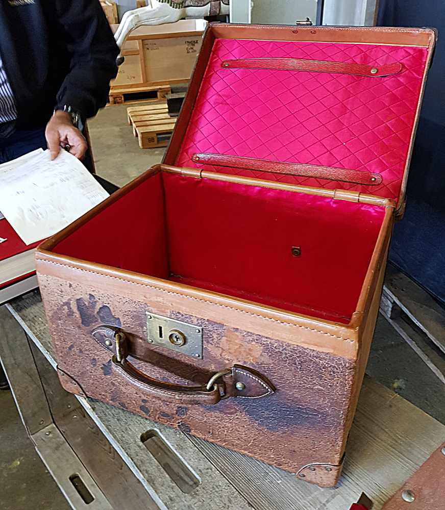 An antique SuitcaseAntiker Koffer. In gutem Zustand. 46cm breit, 28cm hoch, 37cm tief. An antique - Image 4 of 4