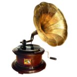 Round “His master voice” GrammophoneRunder “His master voice” Grammophon mit Messingtrichter.