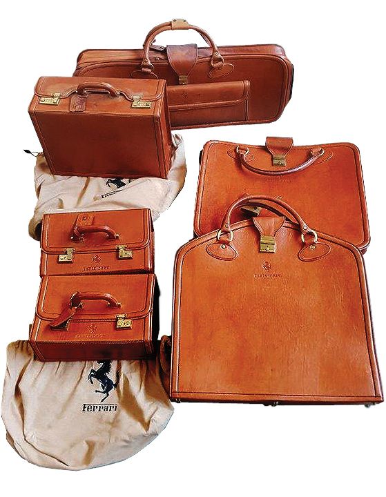 Lot with 6 different Ferrari LuggagesLot mit 6 diversen Ferrari Gepäckstücken in Leder. In